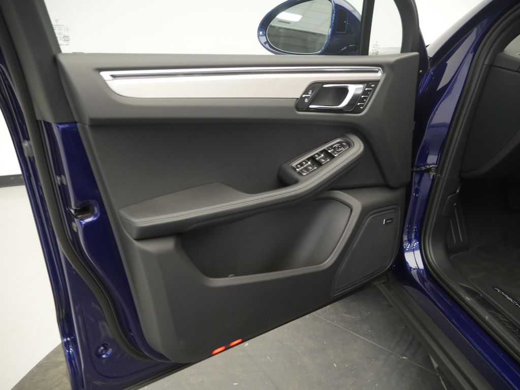 Thumbnail: 2026 Porsche Macan - 17