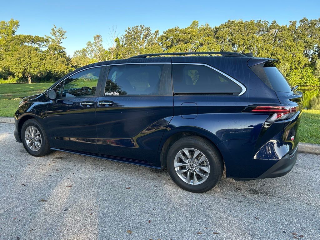 Thumbnail: 2022 Toyota Sienna - 3