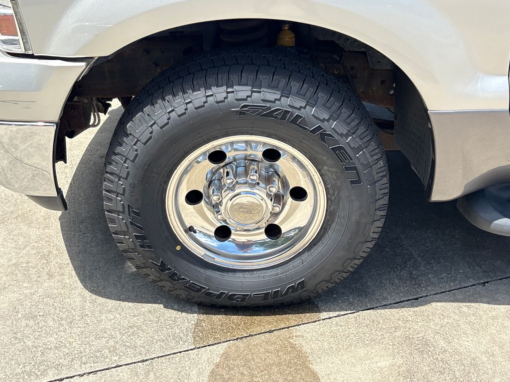Used 2005 Silver Ford XLS image 11