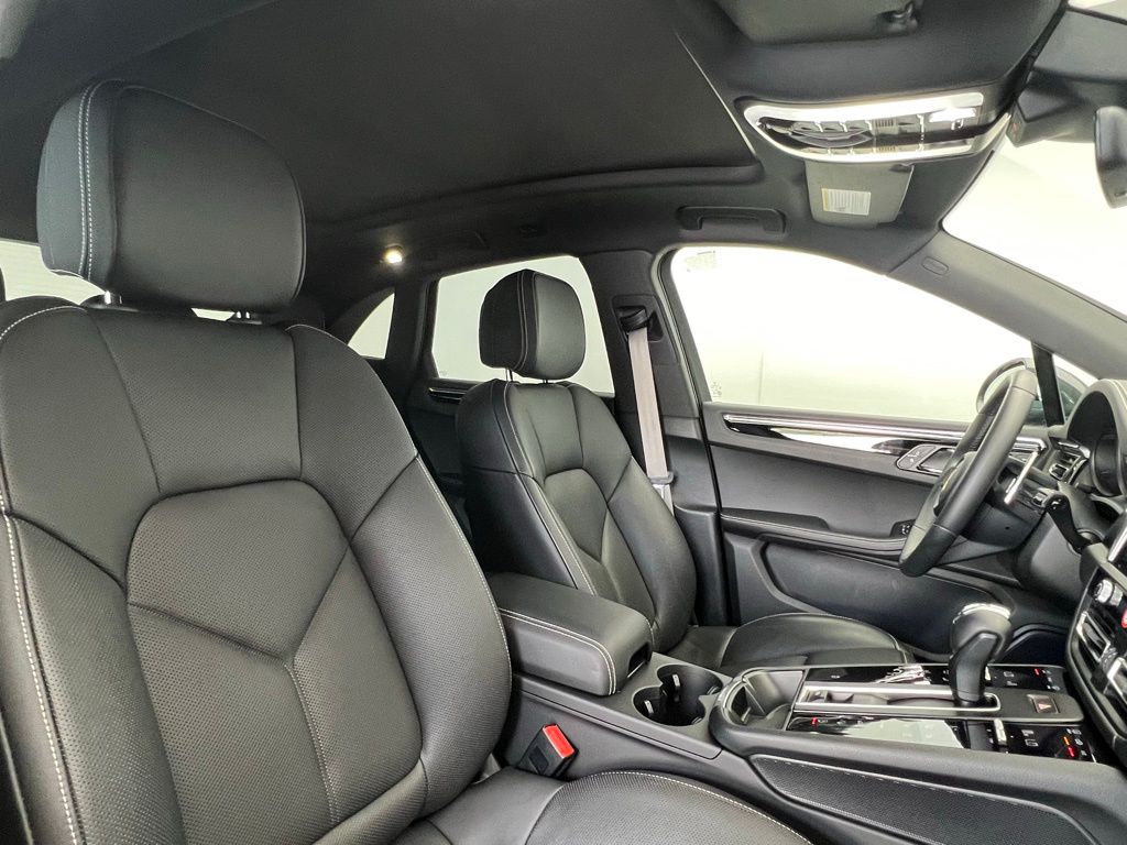 2025 Porsche Macan  18