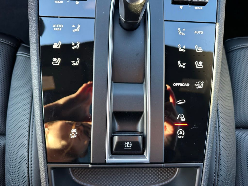 Thumbnail: 2026 Porsche Macan - 24