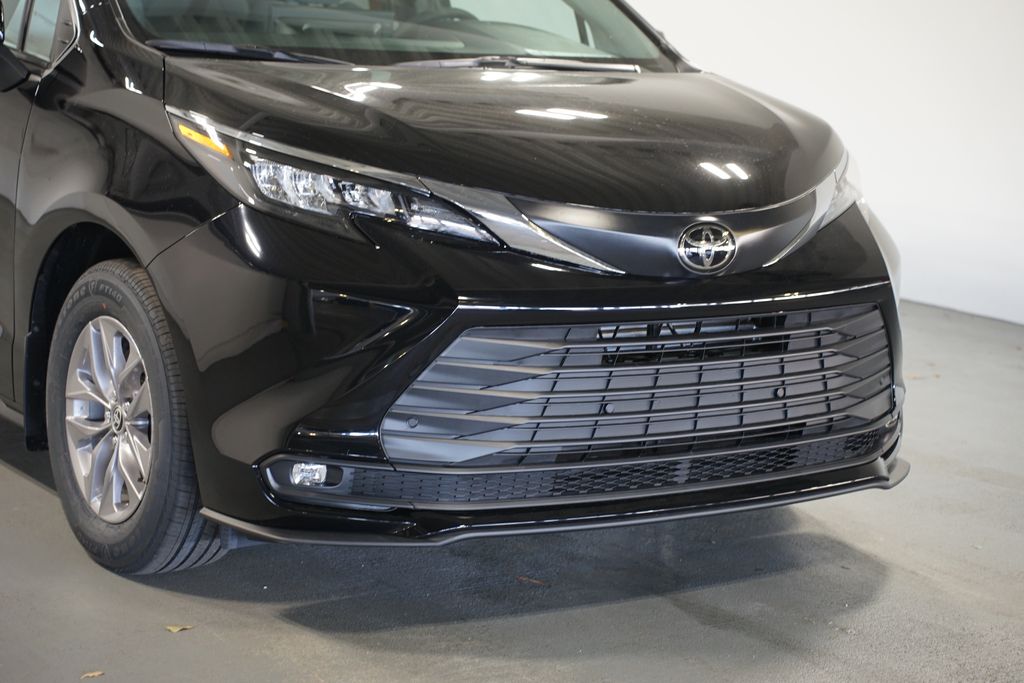 Thumbnail: 2026 Toyota Sienna - 4