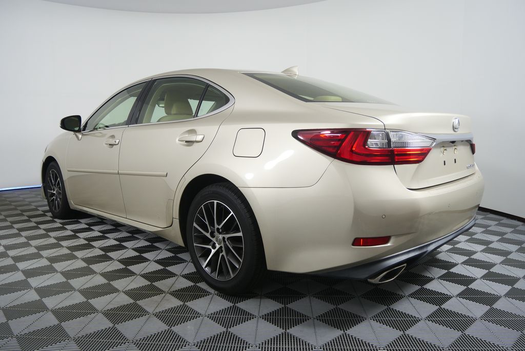 Thumbnail: 2016 Lexus ES - 5