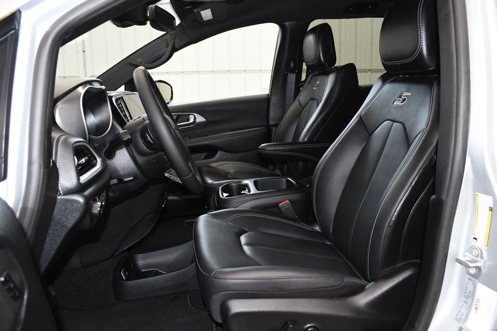 Used 2026 Silver Chrysler Select image 19