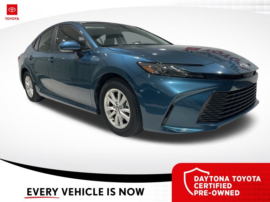 2025 Toyota Camry LE's photo