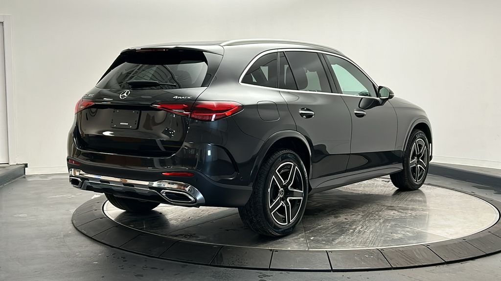 2025 Mercedes-Benz GLC 300 7