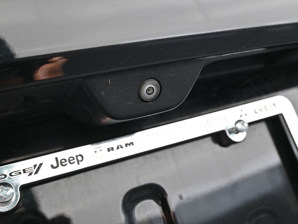 Used 2023 Diamond Black Crystal Pearlcoat Jeep Limited image 40