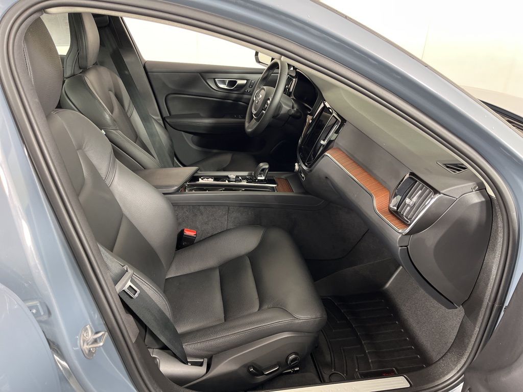 Thumbnail: 2024 Volvo S60 - 8