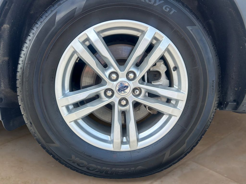 Used Car 2022 Ford Explorer  Xlt For Sale Under $30,000 In Floresville, Texas
