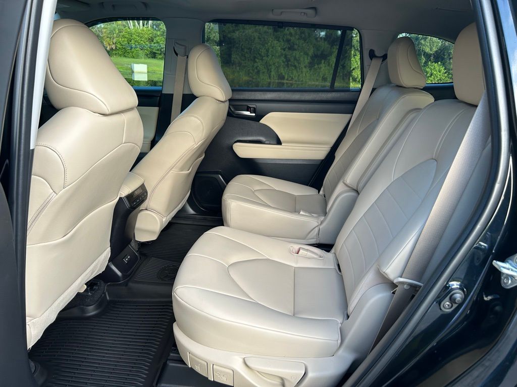 Thumbnail: 2023 Toyota Highlander - 14