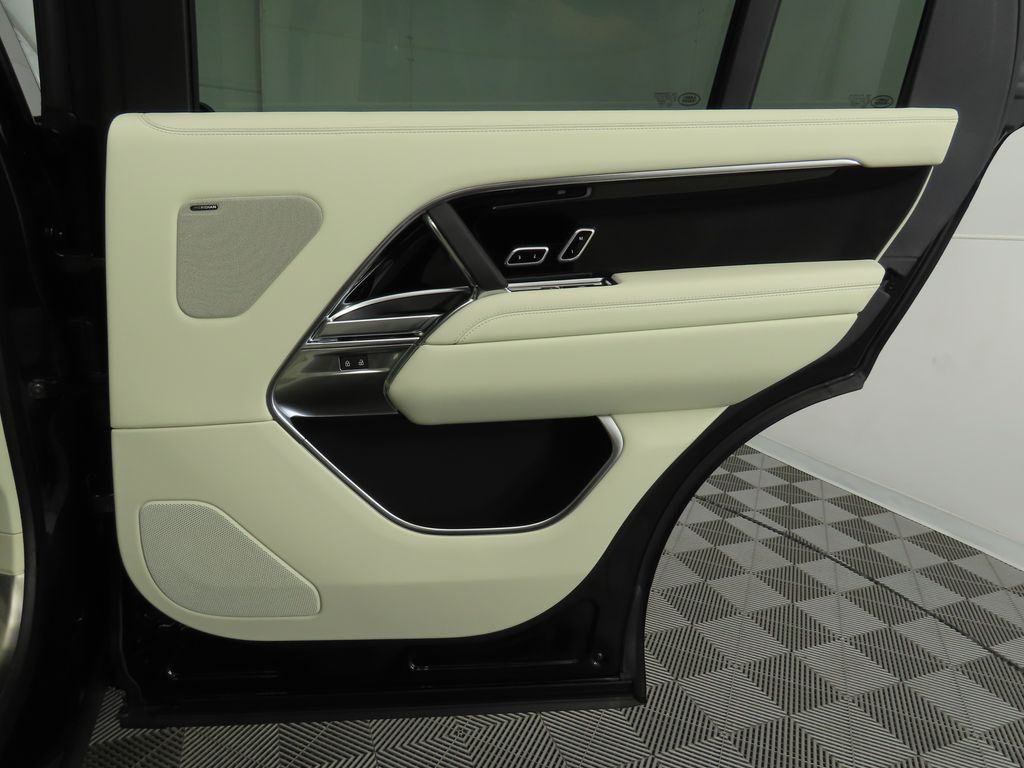 2025 Land Rover Range Rover SE 29