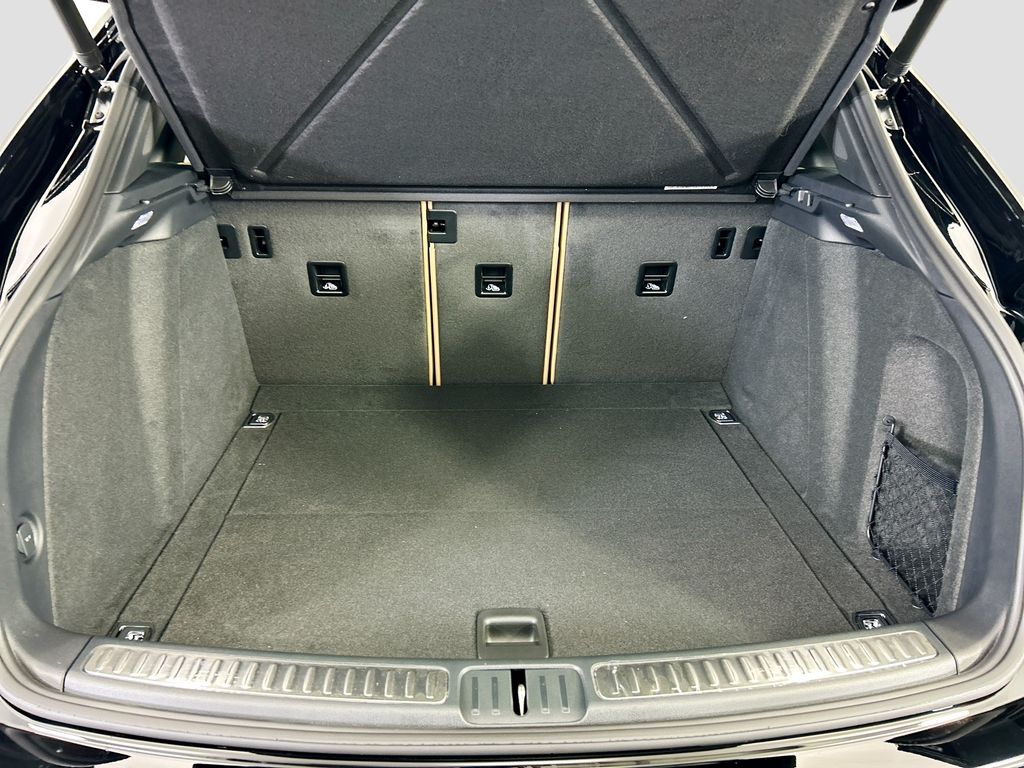 Thumbnail: 2026 Porsche Macan - 29