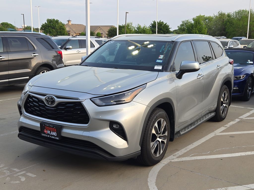 Celestial Silver Metallic 2022 Toyota Highlander XLE FWD SUV / Crossover Front-Wheel Drive 8-Speed Automatic