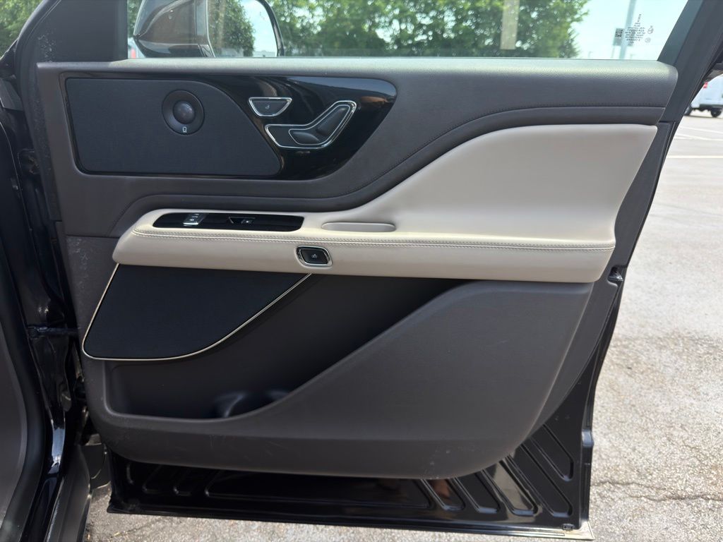 Thumbnail: 2021 Lincoln Aviator - 26