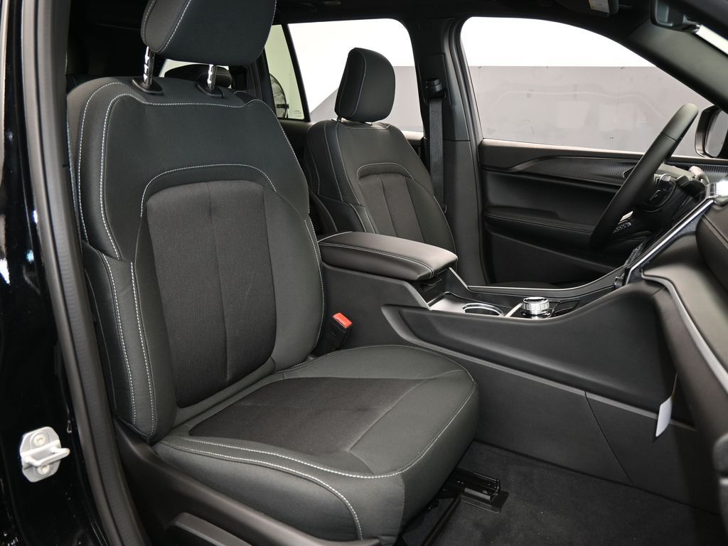 New 2026 Diamond Black Crystal Pearlcoat Jeep Laredo image 36