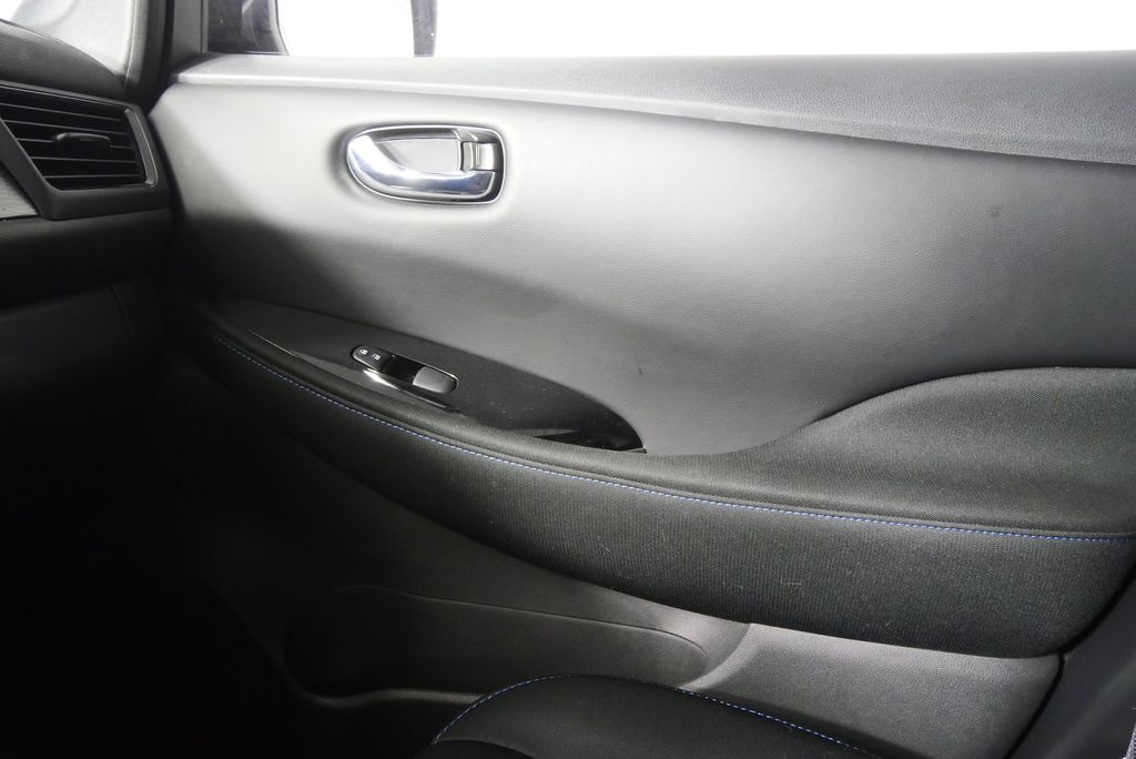 Thumbnail: 2022 Nissan Leaf - 26