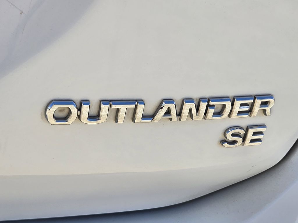 2017 Mitsubishi Outlander SE - 9