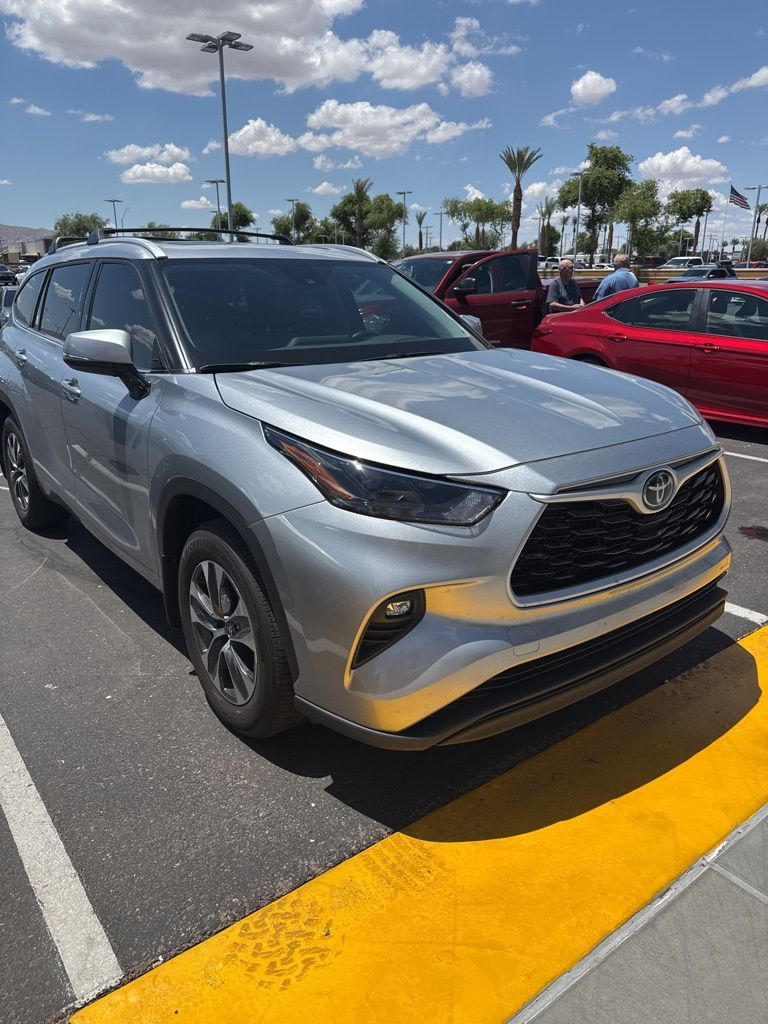 Thumbnail: 2022 Toyota Highlander - 2