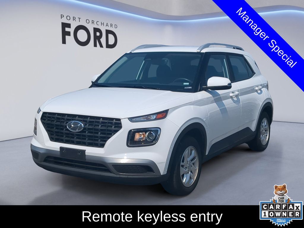 Lunar White 2023 Hyundai Venue SUV / Crossover Front-Wheel Drive Continuously Variable Transmission