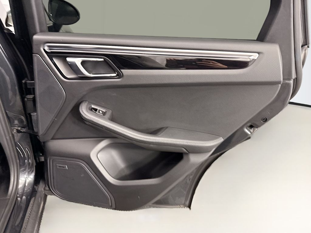 Thumbnail: 2017 Porsche Macan - 25