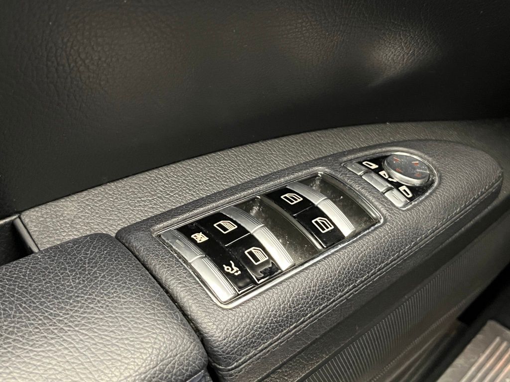Thumbnail: 2012 Mercedes-Benz S-Class - 21