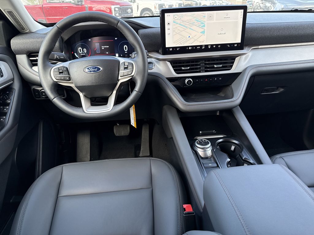 2025 Ford Explorer photo 3