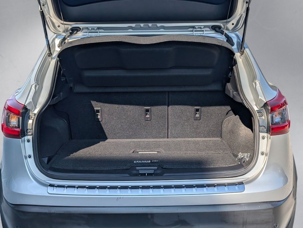 Used 2020 Silver Nissan SL image 24