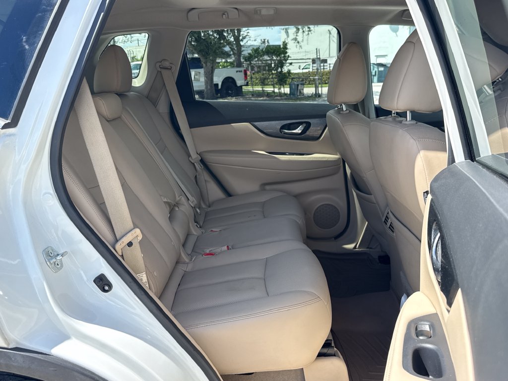 Used 2014 White Nissan SL image 30