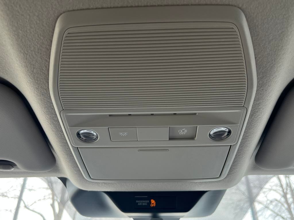 2025 Nissan Kicks SR photo