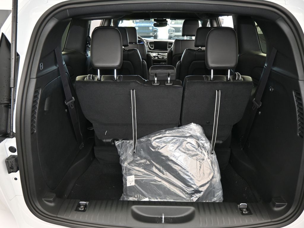 New 2026 Bright White Clearcoat Chrysler Select image 37
