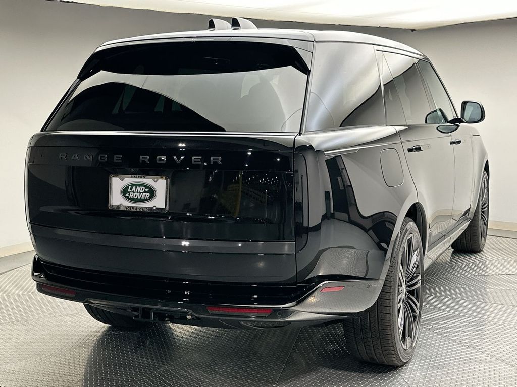 2025 Land Rover Range Rover SE 3