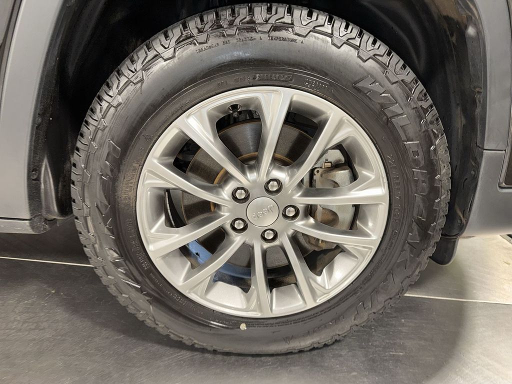 used 2019 Jeep Cherokee car, priced at $16,702