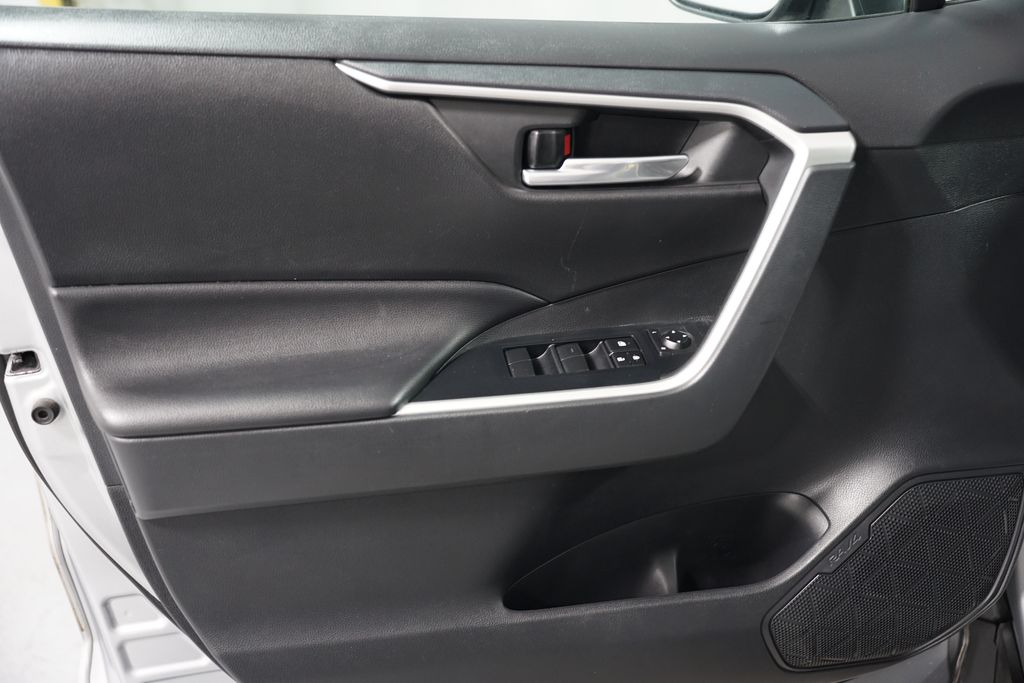 2019 Toyota RAV4 XLE 29