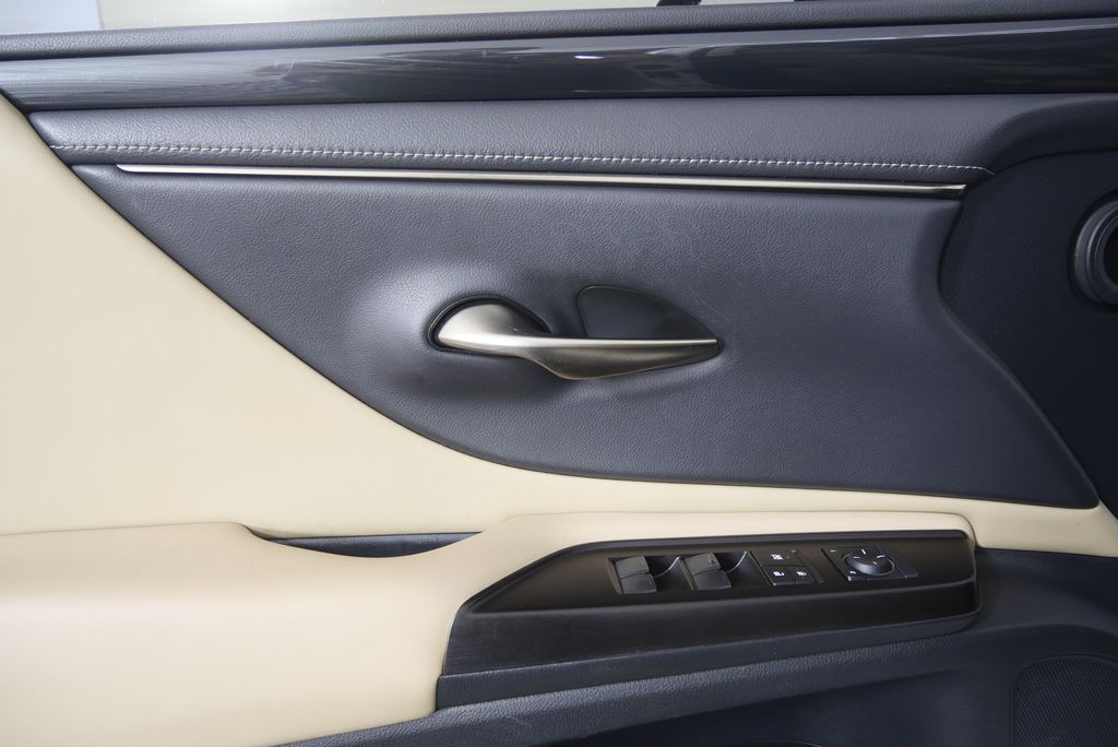 Thumbnail: 2019 Lexus ES - 8