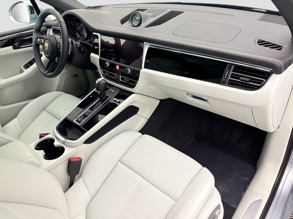Thumbnail: 2026 Porsche Macan - 20