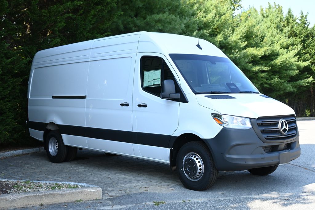 2025 Mercedes-Benz Sprinter 3500 9