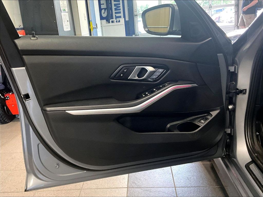 2025 BMW 3 Series — photo 9