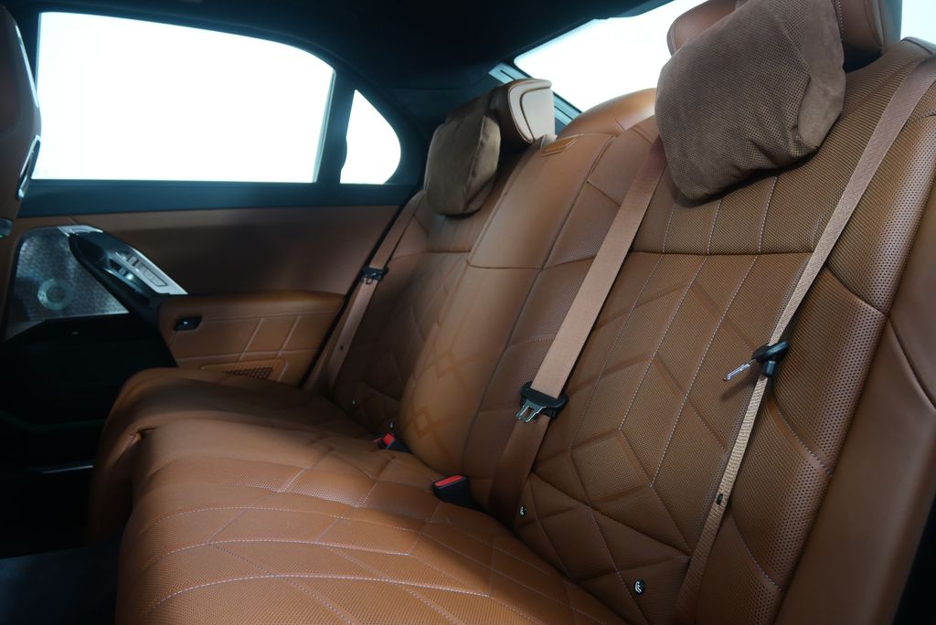 Thumbnail: 2025 BMW i7 - 16