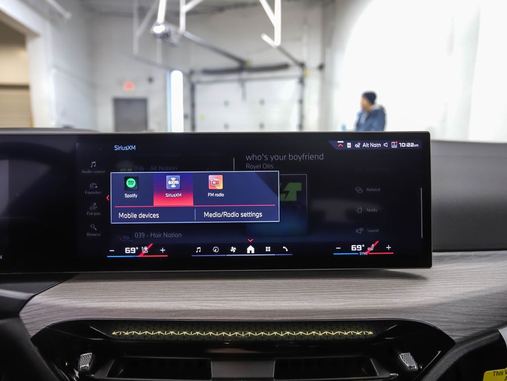 Thumbnail: 2025 BMW i4 - 16