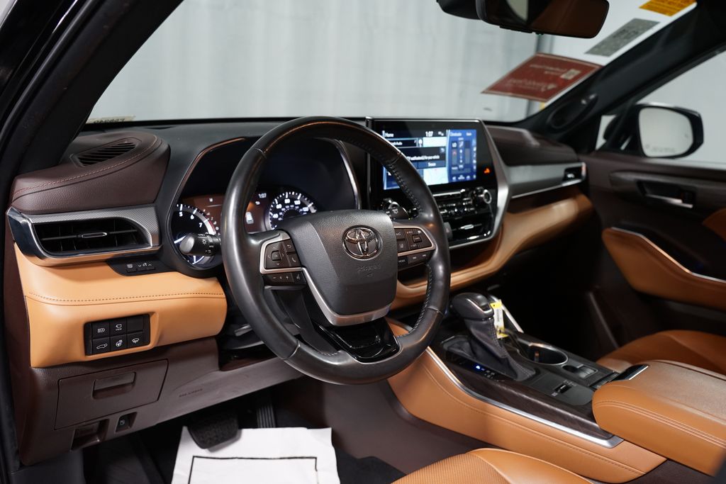 Thumbnail: 2022 Toyota Highlander - 7