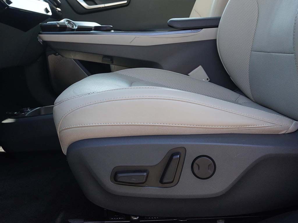 Used 2024 White Kia Wind image 28