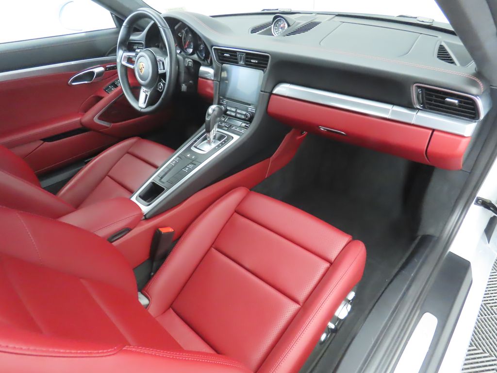 Thumbnail: 2018 Porsche 911 - 18