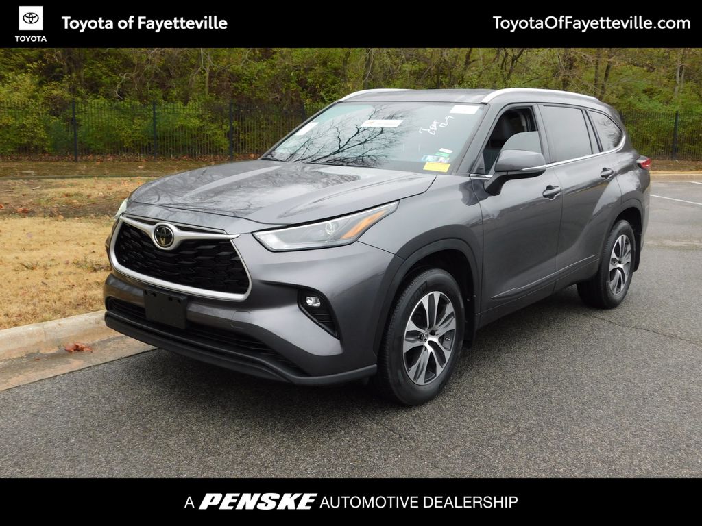 2022 Toyota Highlander XLE -
                Fayetteville, AR