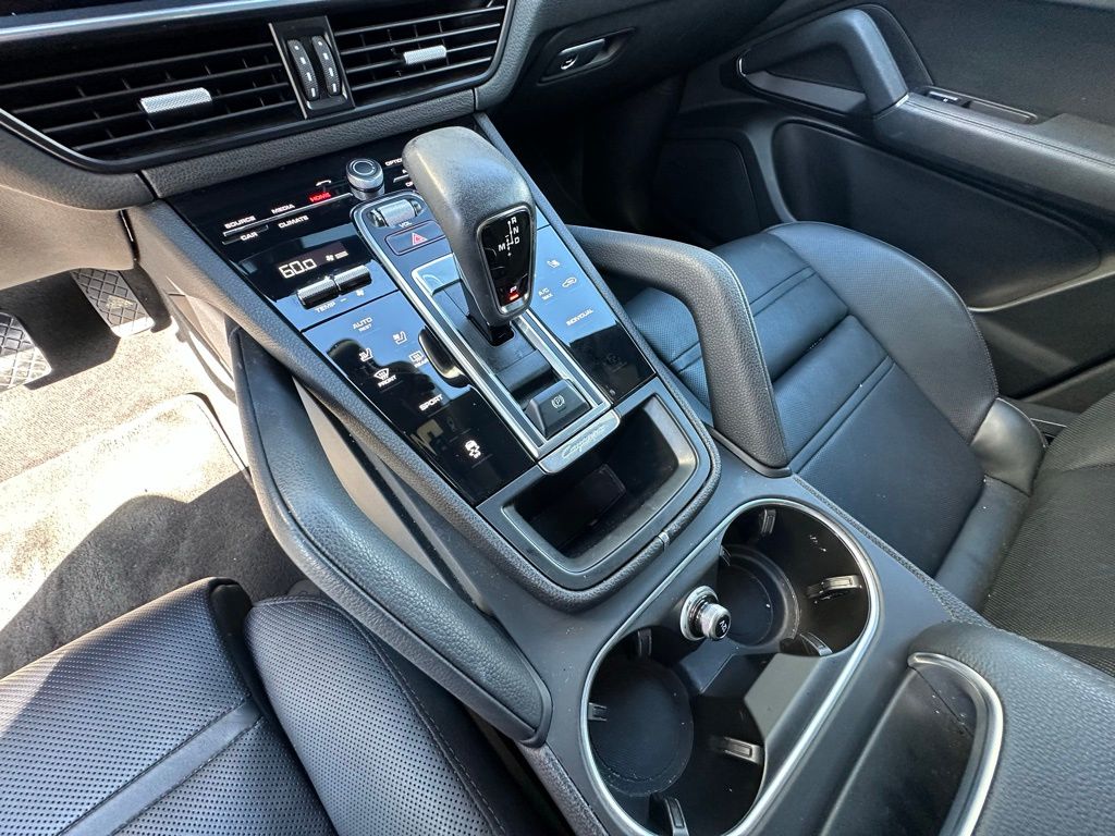 Thumbnail: 2022 Porsche Cayenne - 28