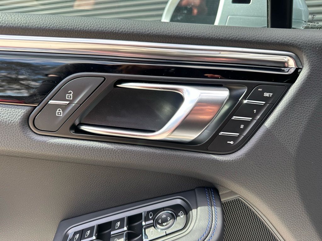 Thumbnail: 2026 Porsche Macan - 21