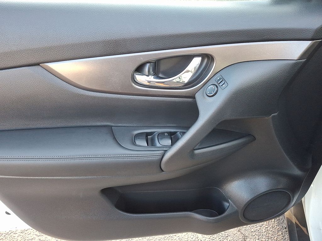 Thumbnail: 2016 Nissan Rogue - 13