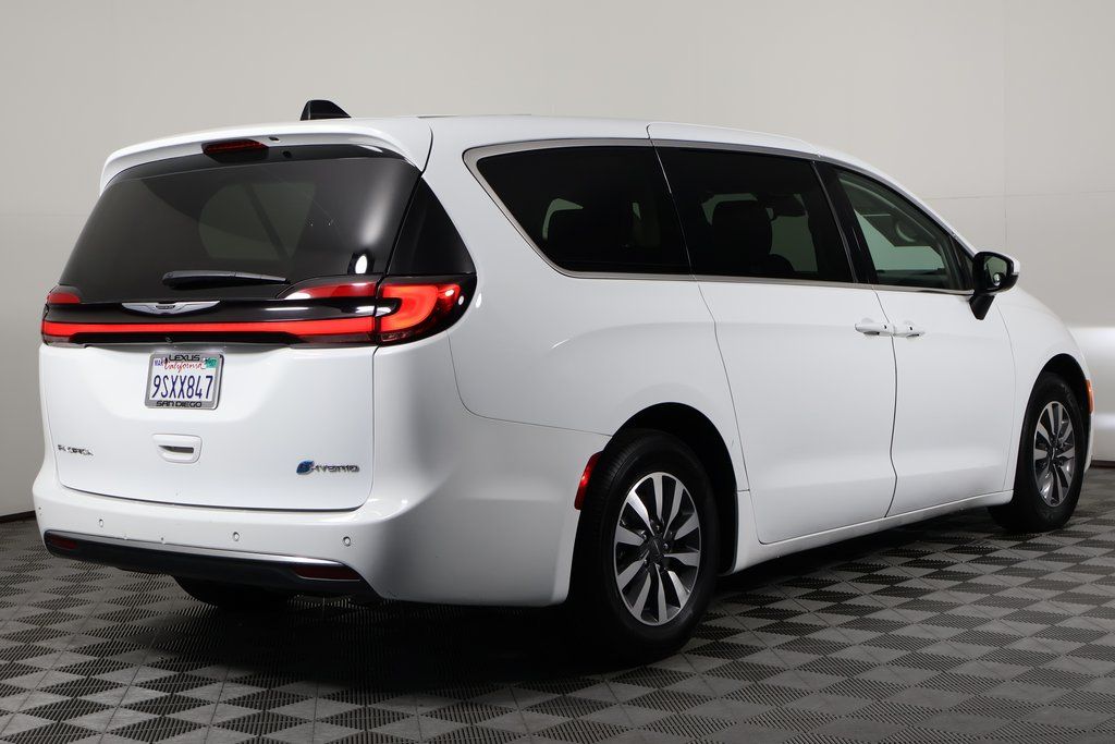 Thumbnail: 2023 Chrysler Pacifica - 4