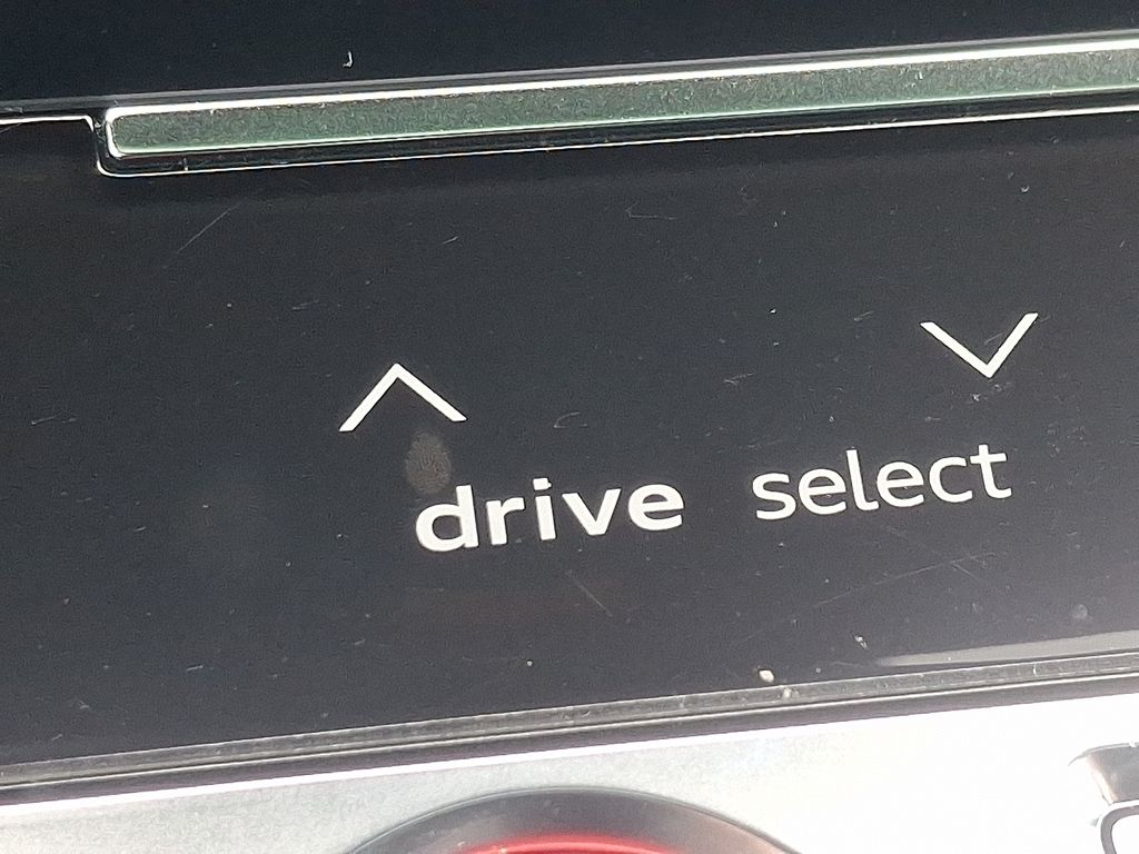 Thumbnail: 2024 Audi RS Q8 - 25