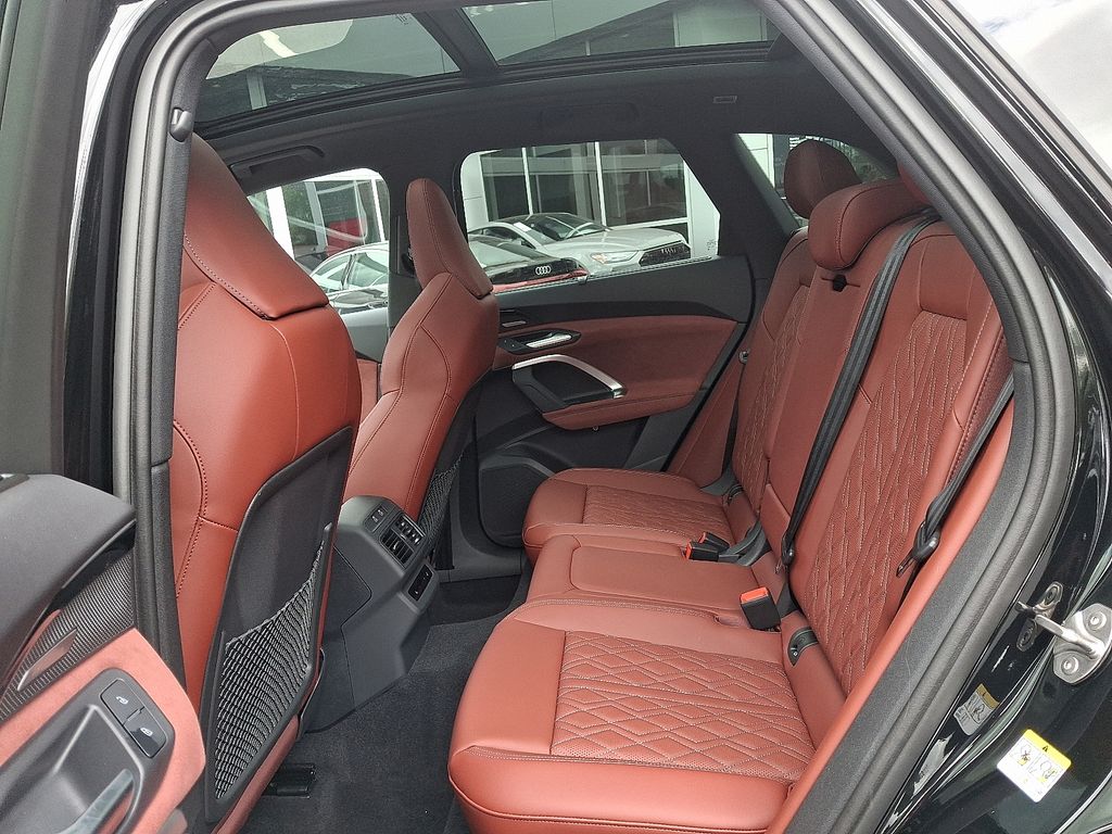 Thumbnail: 2025 Audi SQ5 - 7