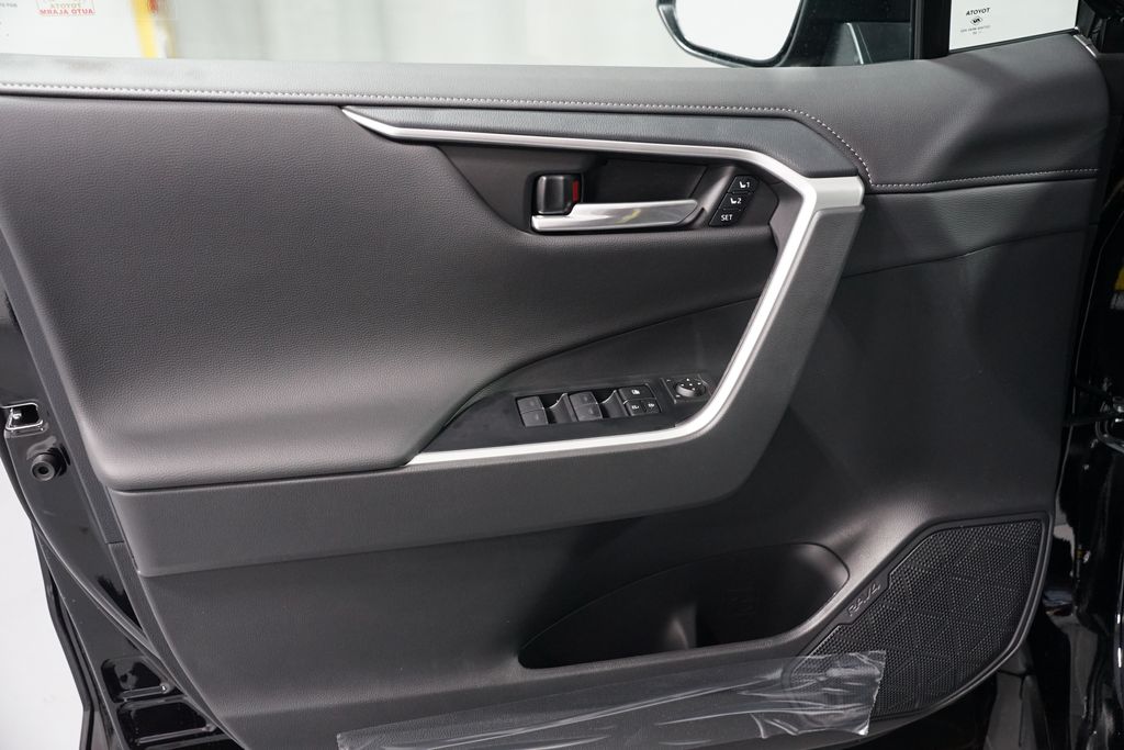 Thumbnail: 2025 Toyota RAV4 - 31